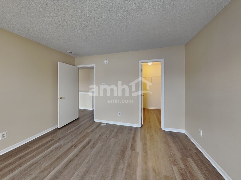 Building Photo - 1939 Dutch Elm Dr