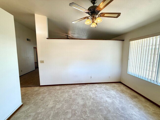 Building Photo - Spacious 3BR Cul-de-Sac Home with Bonus Room, New Carpet & Split Floor Plan!