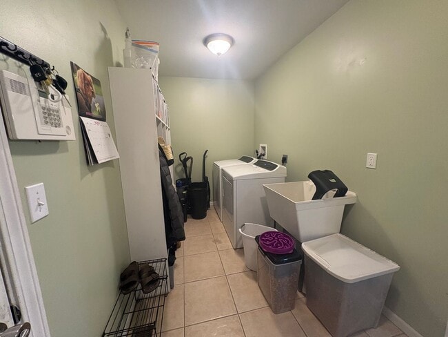 Building Photo - Spacious west side 3 Bedroom, 2 Bath home, close to Ft. Riley!