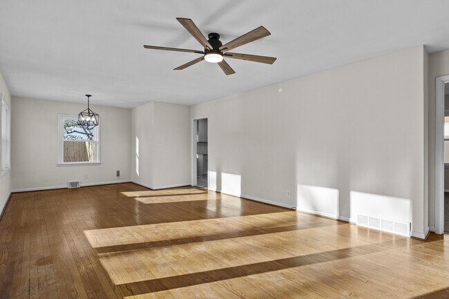 Building Photo - 143 E Lowry Ln