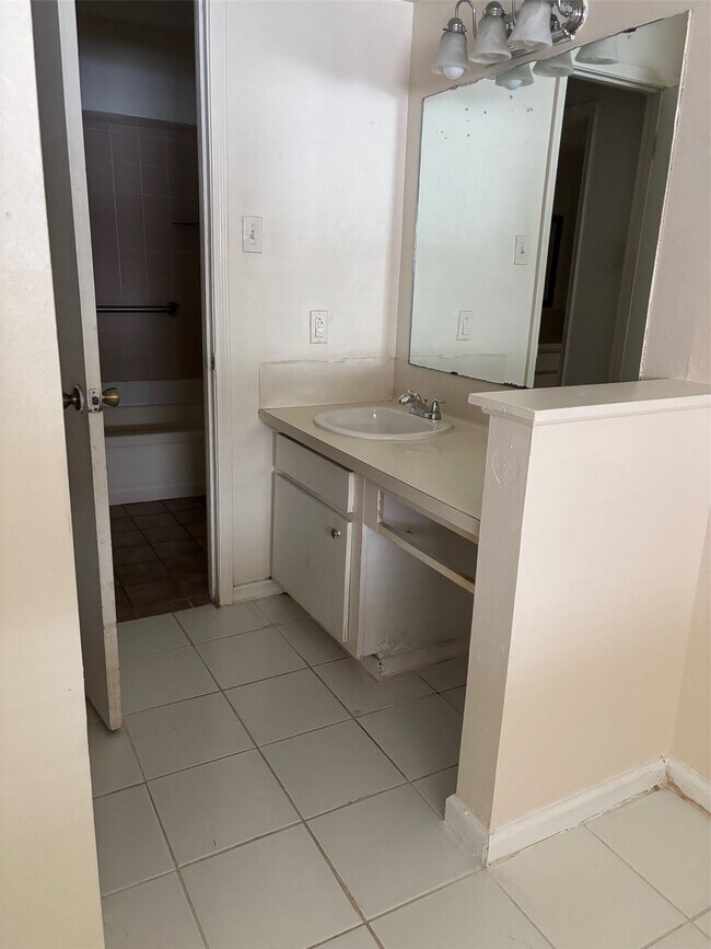 Building Photo - 2210 Buchanan Dr