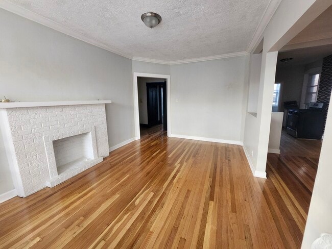 Building Photo - 416 E 110th St