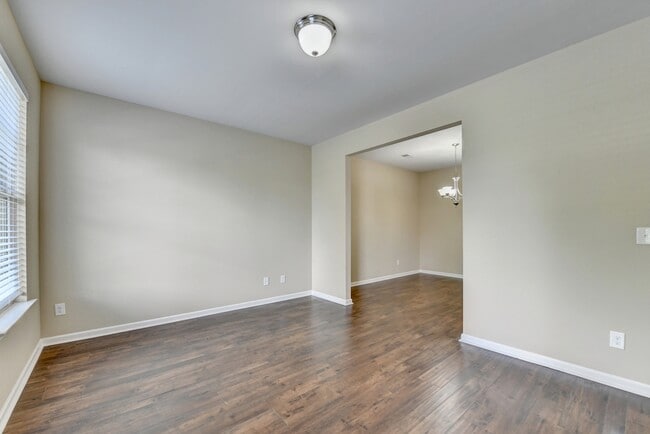 Building Photo - 707 Sand Ln SE