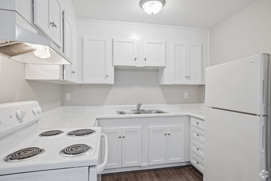 2.1 Townhome 2BR, 1.5BA - 945SF - Kitchen - Arcadian Village Apartment Homes