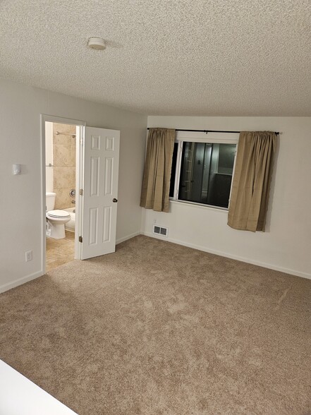 Bedroom with full bathroom and walk in closet - 10521 SE 252nd St