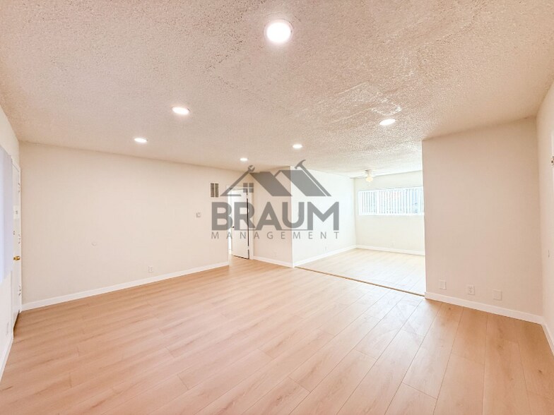 Building Photo - 13129 Oxnard St