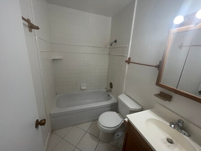 Building Photo - 2 Bedroom 1 Bath Single Story Unit with Co...