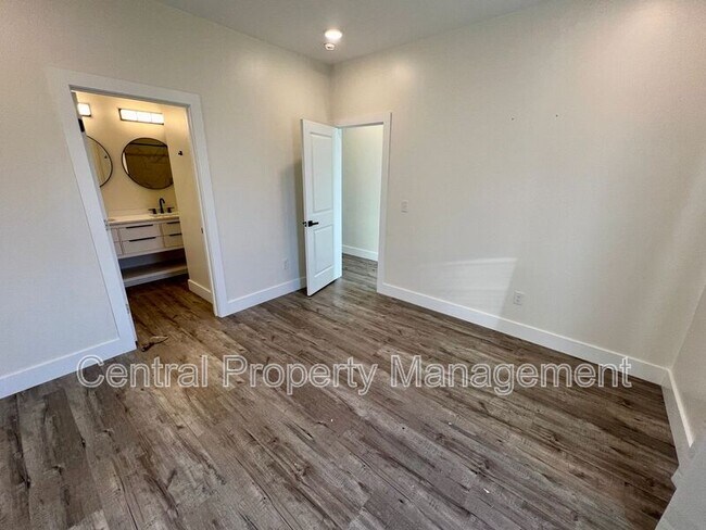 Building Photo - 32 Beverly Hills Dr