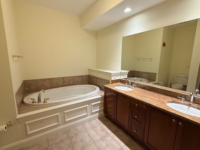 Building Photo - 2000 Davenport Ave