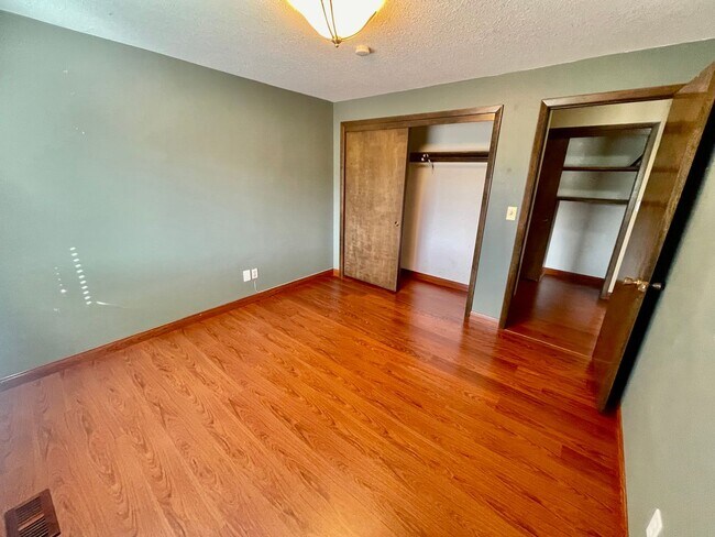 Building Photo - Sprawling 5bd/3bath Split-Level Home | Sto...