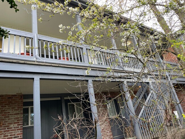 Building Photo - Vista Manor Apartments