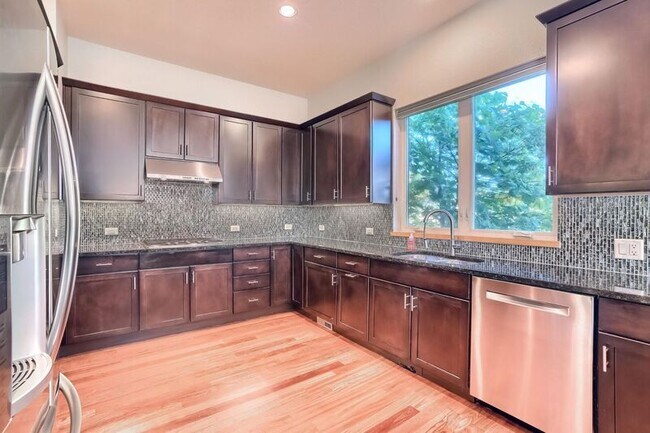 Building Photo - 2421 Rose Ct