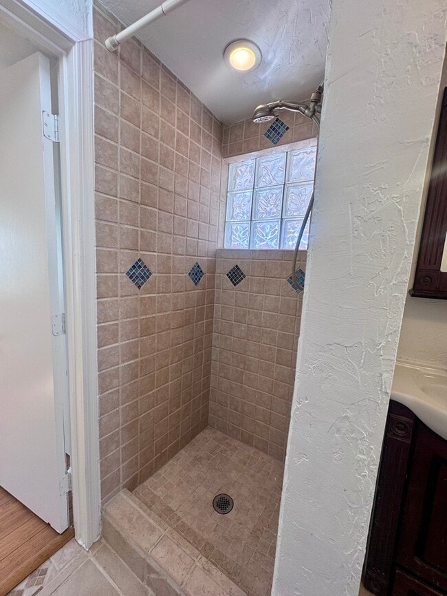 Building Photo - FOR RENT