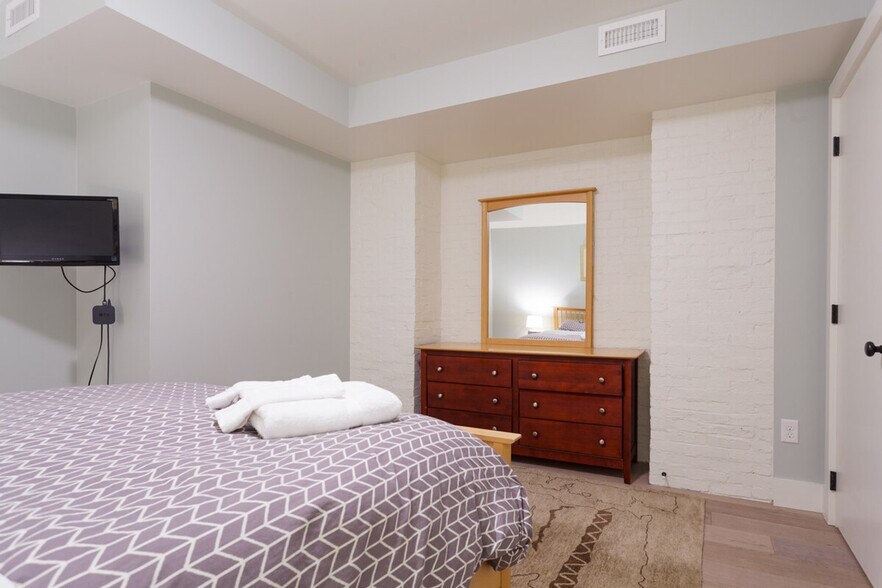 Building Photo - 5 Park Ln