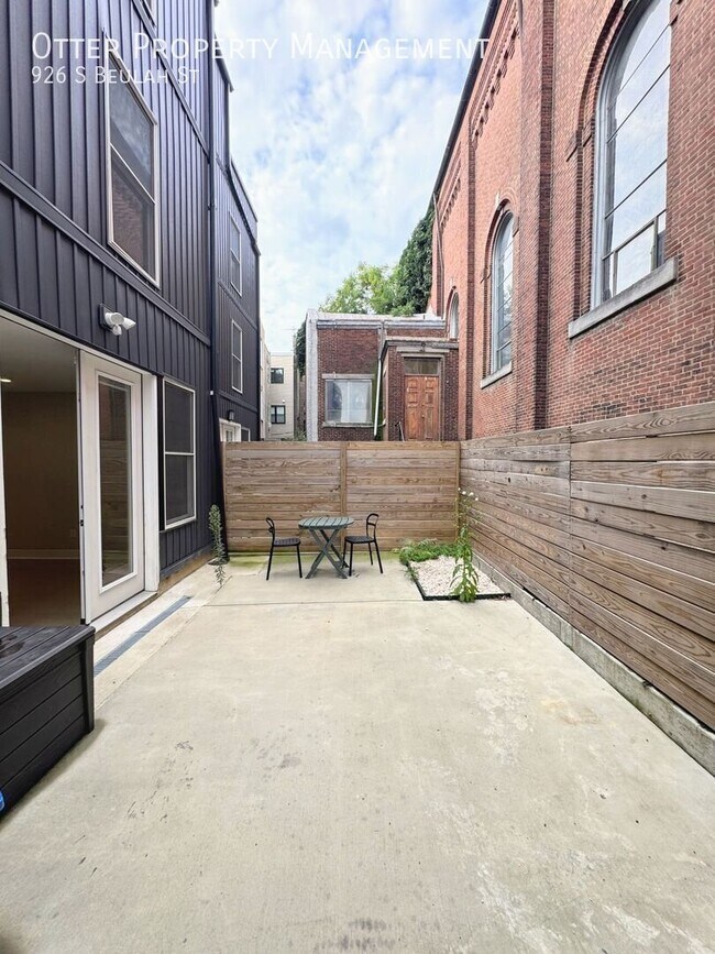Building Photo - 926 S Beulah St