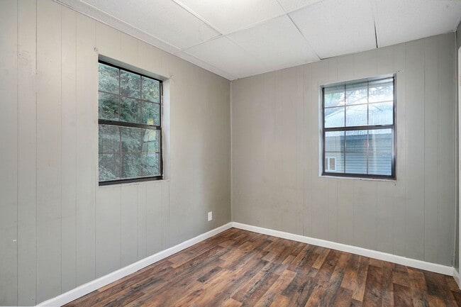 Building Photo - Charming and Updated Home on a Quiet Stree...
