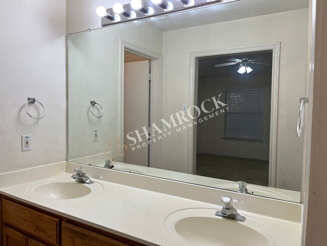 Building Photo - 3/2 Duplex near Hewitt Post Office