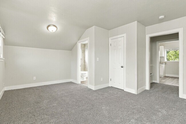 Building Photo - 2943 Porter Ave