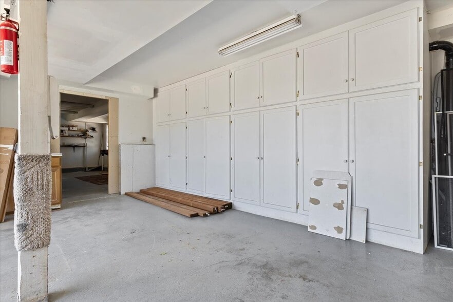 Garage 1 & 2 Bays - 954 W River Point Cir