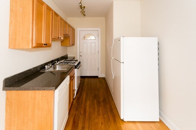 Building Photo - 665 W Cornelia Ave