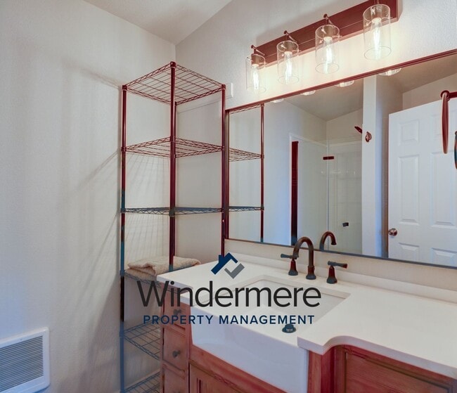 Building Photo - Charming 3 Bedroom 2 Bathroom Home in Sierra with Water View