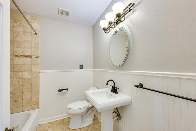 Building Photo - 1300 Crestwood Rd