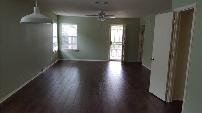 Building Photo - 525 Celery Loop