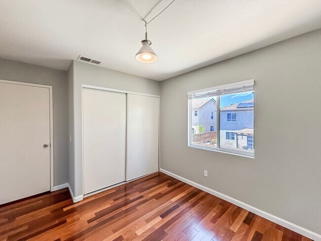 Building Photo - Beautiful 4BD/2.5BA House in Eastlake W/ O...