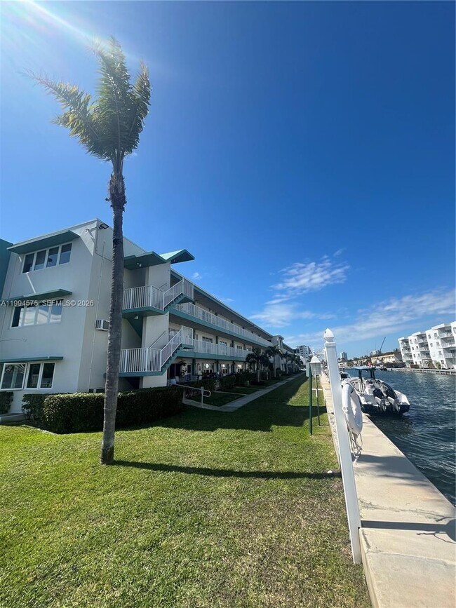 Building Photo - 3923 NE 166th St