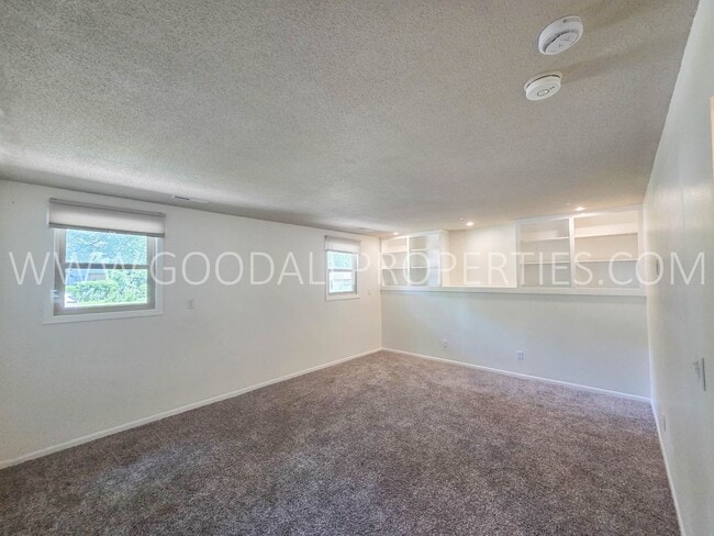 Building Photo - 4 Bedroom Split-Level Home for Rent in Urbandale – 2 Living Areas & Private Backyard!
