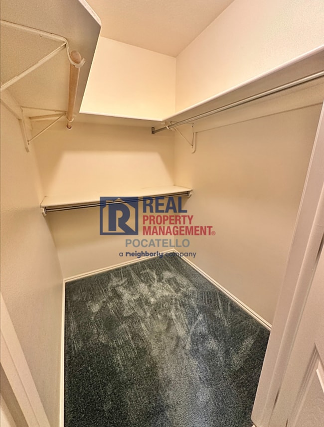 Building Photo - 3 Bed 2.5 Bath Twin Home - Double Car Garage - Small dogs negotiable