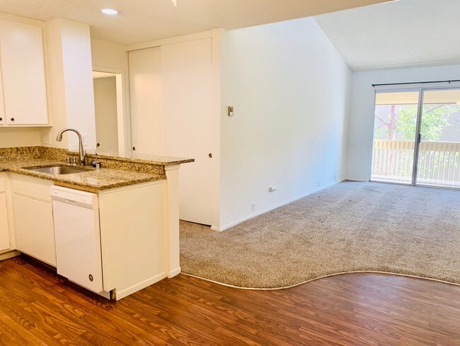 Building Photo - TOP FLOOR 1BD/1BA CONDO AVAILABLE AT THE PLAZA IN PACIFIC BEACH - $2,495/mo
