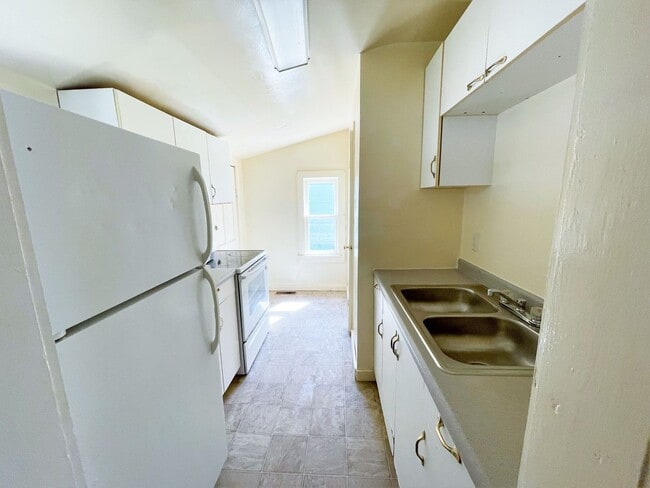 Building Photo - 208 E 10th- 2 bedroom house
