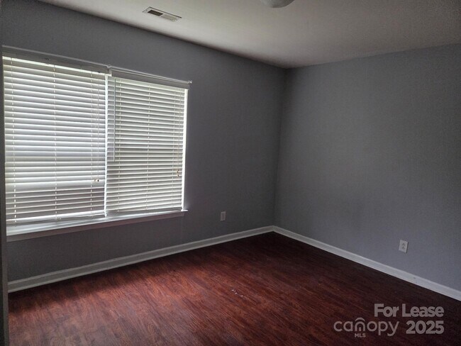 Building Photo - 180 Flanders Dr