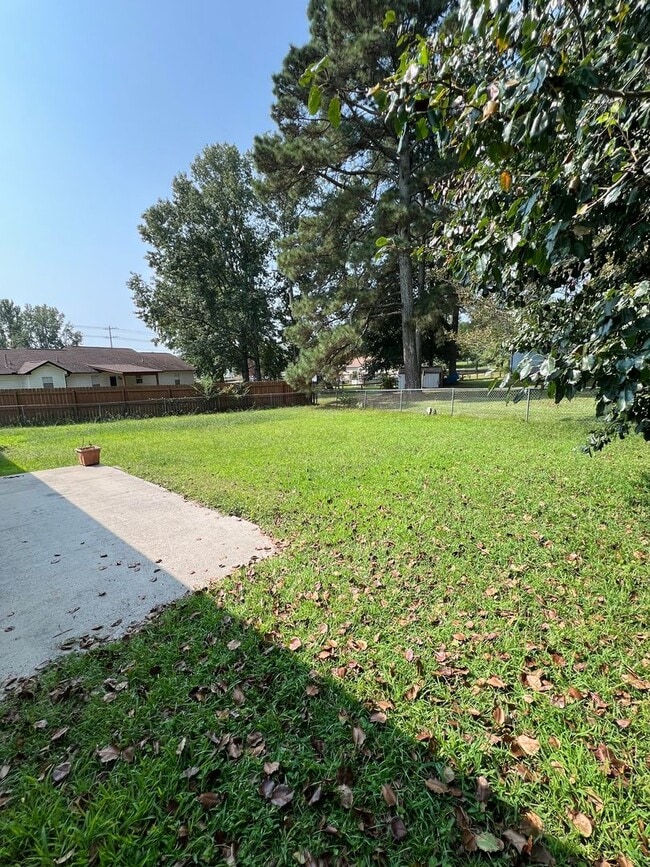 Building Photo - 3 Bedroom, 2 Bath Home