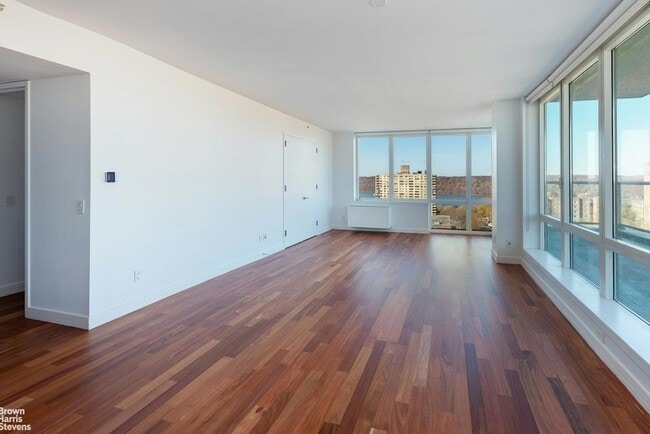 Building Photo - 640 W 237th St
