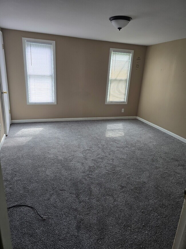 Building Photo - 1412 E Elmhurst Ave