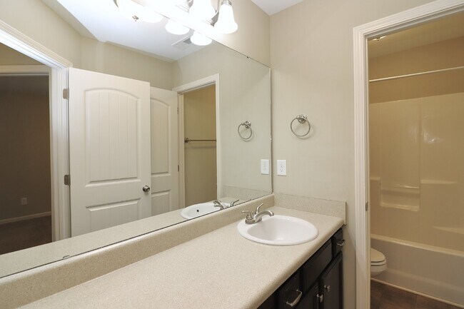 Building Photo - Spacious 4-Bedroom Home with Fireplace in Fayetteville, NC - A Must-See Rental Property!