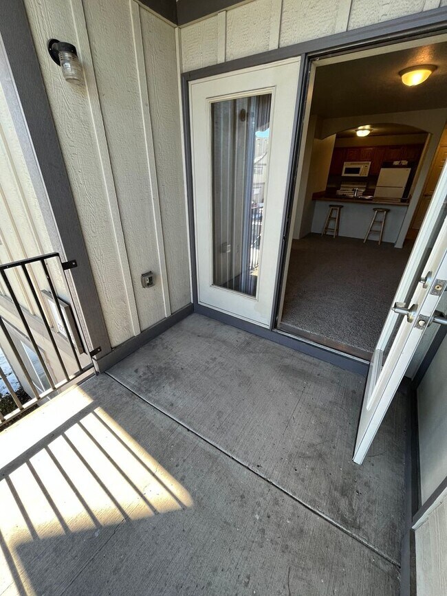 Building Photo - Upstairs 1-bedroom, 1-bath Apartment in an...