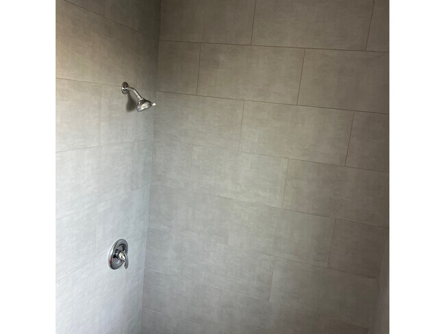 Building Photo - 2855 N Rose Ave