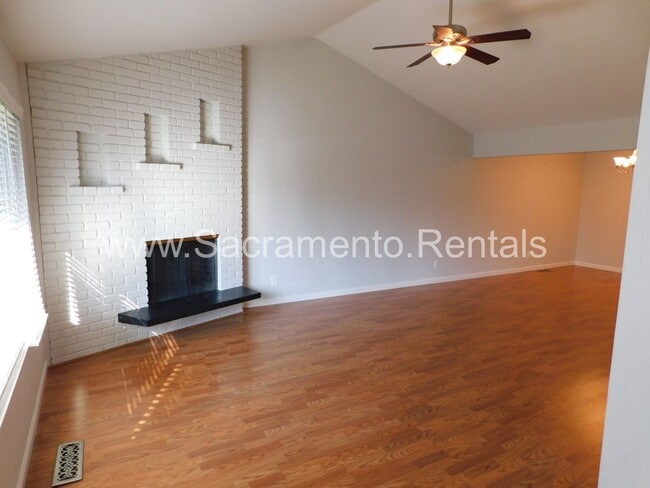 Building Photo - Wonderful Sierra Oaks 3bd/2ba Duplex with 2 Car Garage