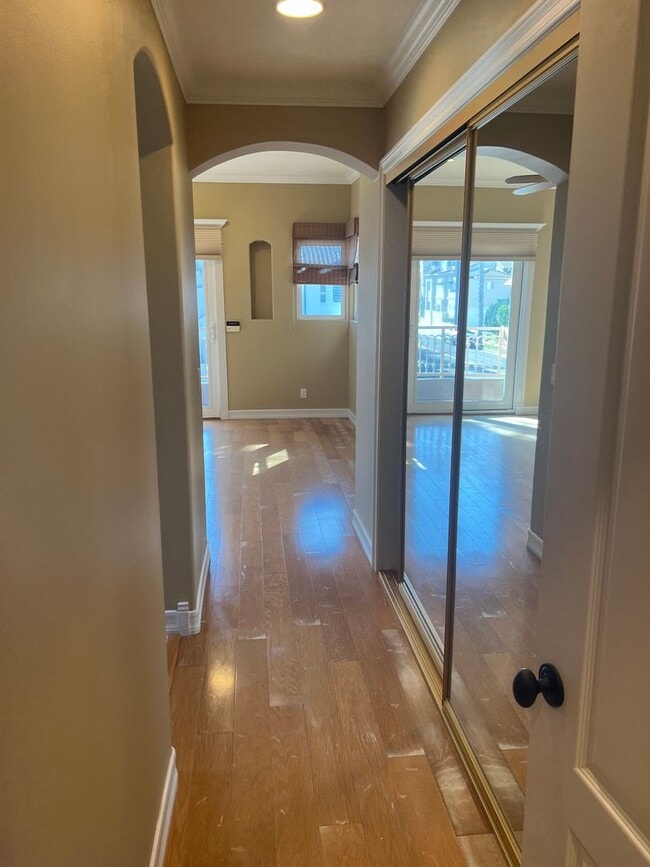 Building Photo - Custom home 1 block to ocean