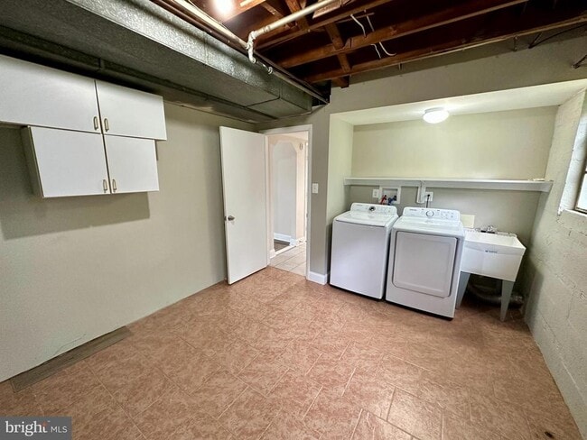 Building Photo - 10115 Hereford Pl
