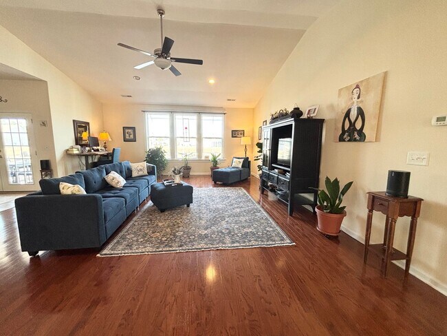 Building Photo - BEAUTIFUL HOME AVAILABLE APRIL 1ST