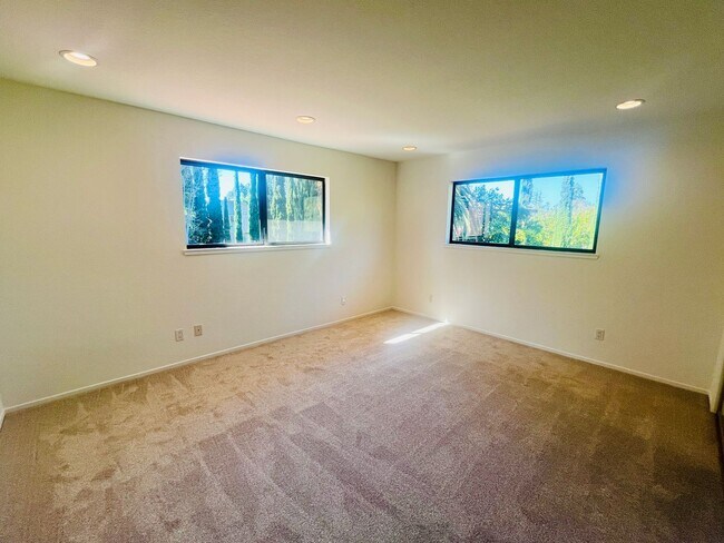 Building Photo - Extraordinary home with expansive yard on a flag lot in Mountain View.  Great Location and Schools.