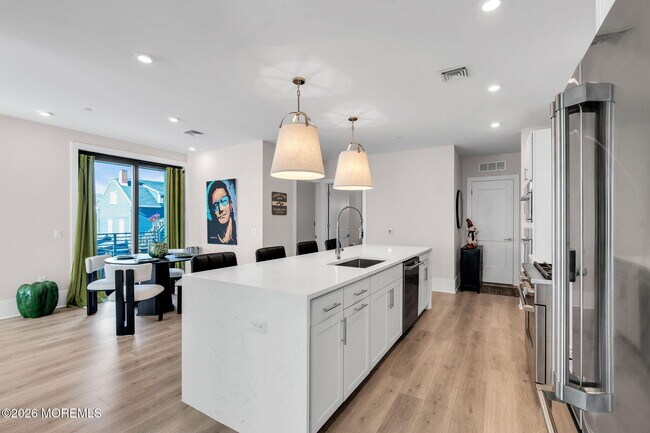 Building Photo - 218 3rd Ave