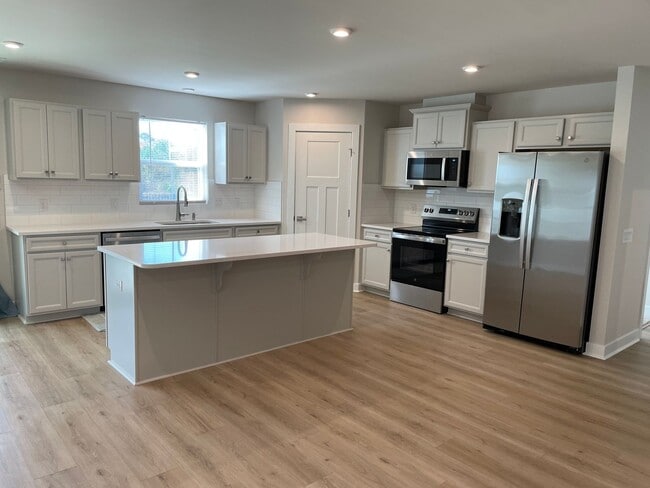 Building Photo - 3 Bedroom 2 Bath Home in Middle Creek Vill...