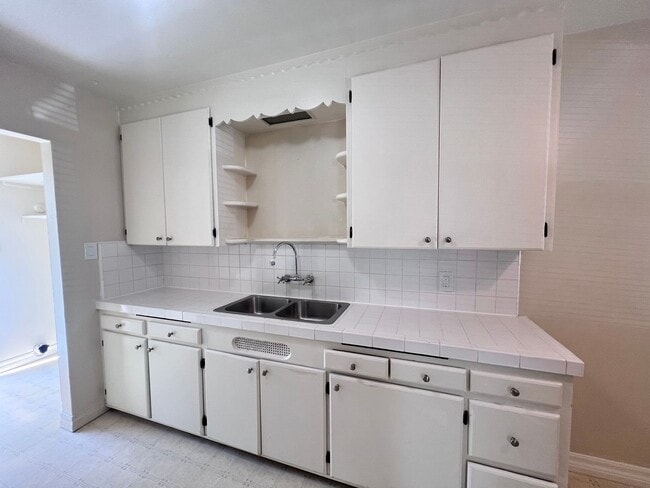 Building Photo - BRIGHT & SPACIOUS 1 BEDROOM/1 BATH AVAILABLE TO RENT IN HAYWARD!!!!