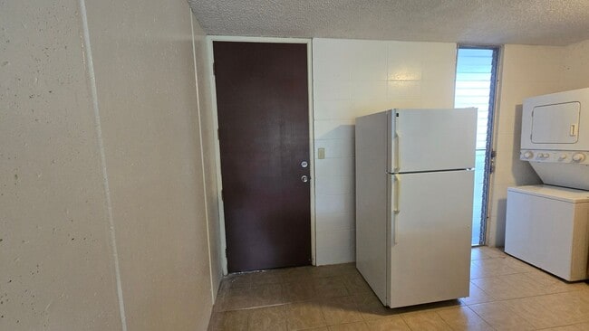 Building Photo - Newly Updated 1 Bedroom 1 Bath Apartment i...