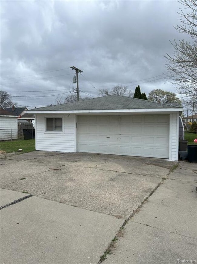 Building Photo - 3 bedroom, 1 bath, located in Garden City,...